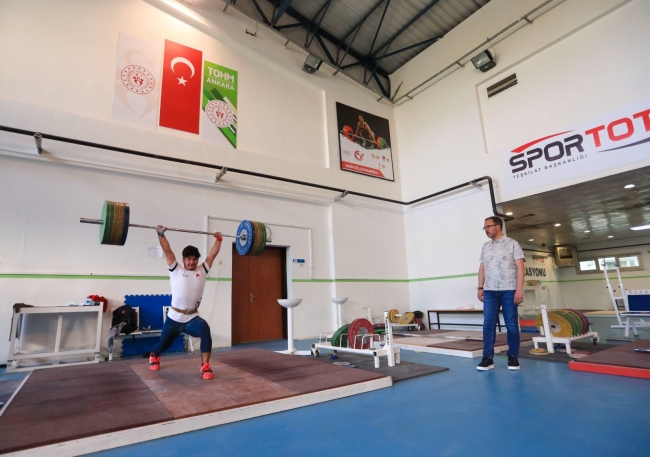 Bakan Kasapoğlu Olimpiyat Hazırlık Merkezini ziyaret etti